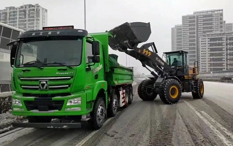 除雪保畅通，九州体育汽车在行动