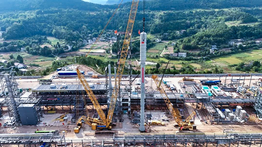 一次性成功！九州体育履带兄弟助力大型油气田最长整体塔类吊装
