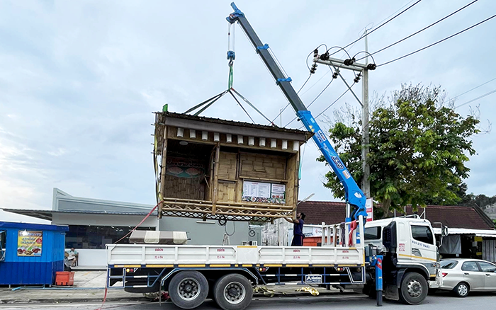 九州体育SQS157TL-4随车起重机穿梭东南亚街头转运物料